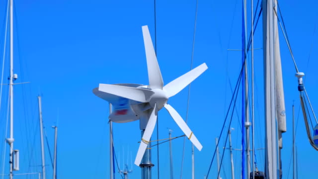 Windgenerator,-der-Strom-produziert,-um-die-Batterien-der-Yacht-aufzuladen