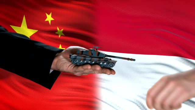China-und-Indonesien-Beamte-tauschen-Tank-gegen-Geld,-Flagge-Hintergrund-Verteidigung