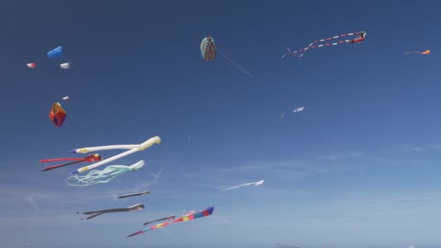 Verschiedene-Drachen-am-Himmel-auf-Wind-Festival-in-Valencia,-Spanien