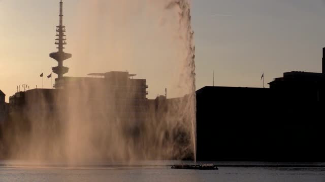 Fountain-on-pond-in-the-sunlight-in-Hamburg