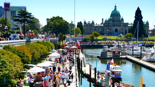 Busy-VIctoria-BC-Buskers-and-Tourists
