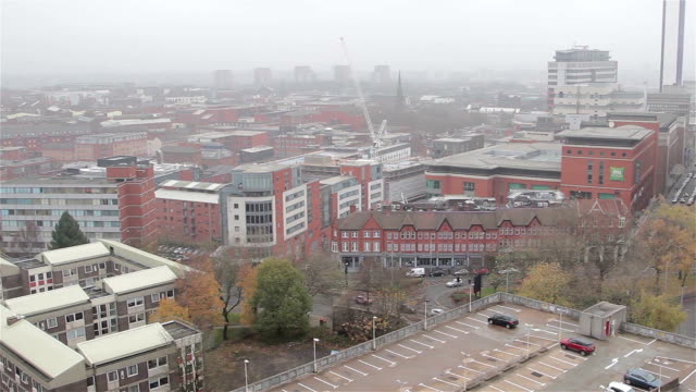 Panorámica-del-horizonte-de-centro-de-la-ciudad-de-Birmingham-Rascacielos,-estacionamiento-de-coches,-departamentos