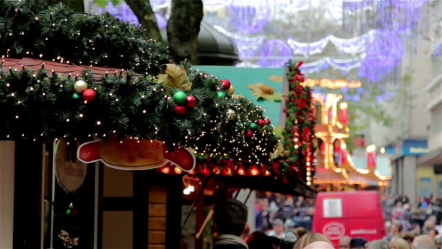 Extracción-objetivo-a-través-de-las-luces-parpadeantes-de-navidad--,-una-multitud-de-mercado-navideño-alemán