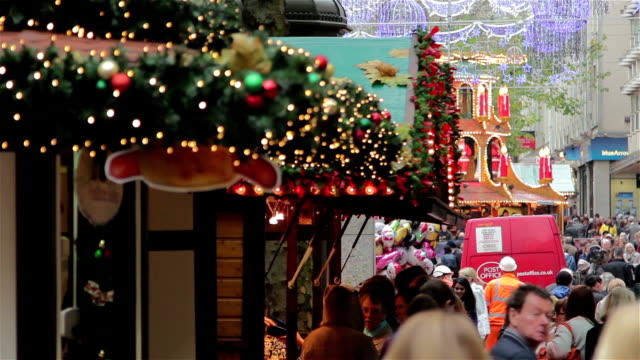 Extracción-objetivo-a-través-de-las-luces-parpadeantes-de-navidad--,-una-multitud-de-mercado-navideño-alemán