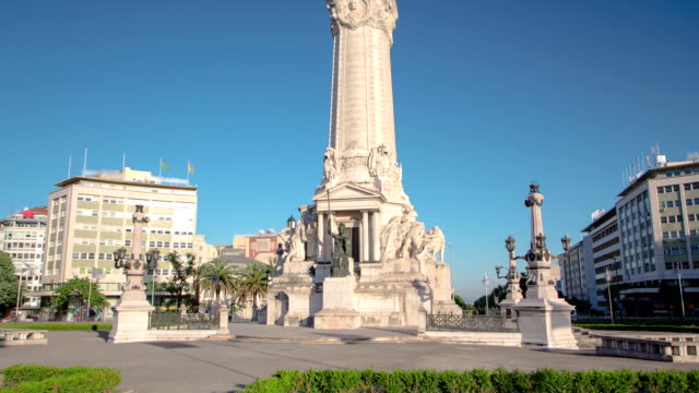 Der-Marquise-von-Pombal-an-einem-sonnigen-Tag-ist-eine-wichtige-Kreisverkehr-in-der-Innenstadt-von-Lissabon-timelapse-hyperlapse