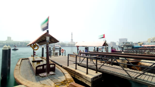 Embarcaciones-en-el-puerto-Saeed-en-Deira-la-costa-del-arroyo-de-Dubai,-Emiratos-Árabes-Unidos.---Timelapse
