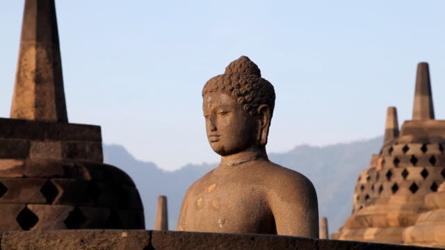 Statue-von-Buddha-in-Borobodur-Tempel