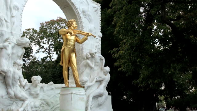 Johann-Strauss-II-statue,-Vienna