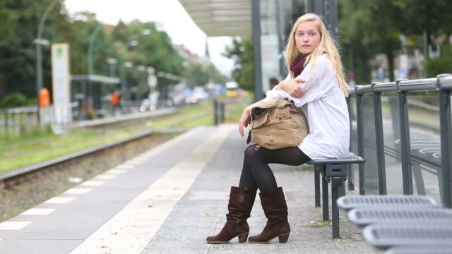 Junge-Frau-wartet-auf-die-öffentlichen-Verkehrsmittel