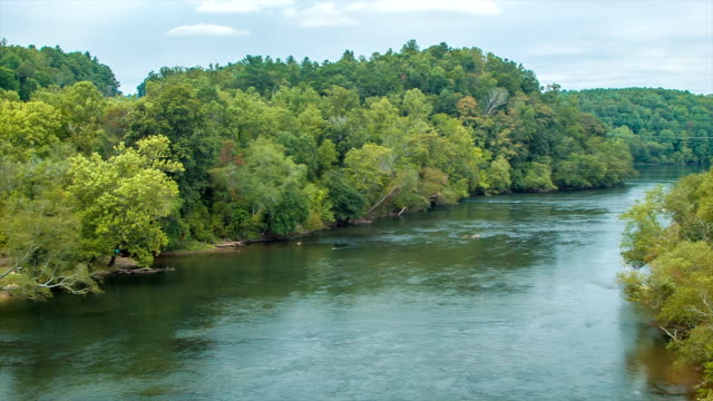 Francés-gran-río-que-fluye-a-través-de-Asheville,-Carolina-del-Norte