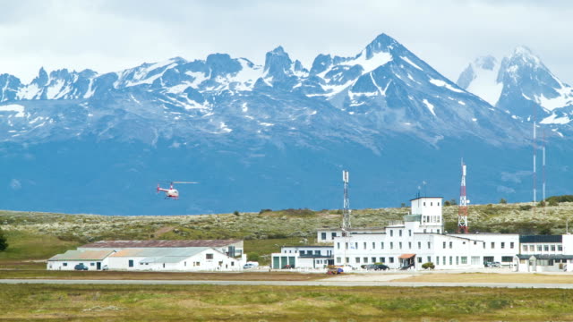 Hubschrauberlandeplatz-in-Ushuaia,-Argentinien,-mit-majestätischen-Berge-im-Hintergrund
