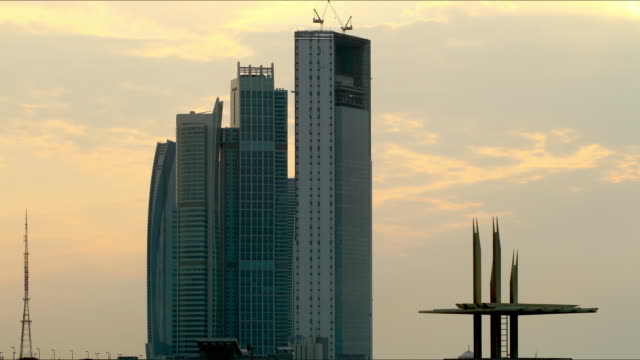 sunny-rascacielos-de-abu-dhabi,-time-lapse