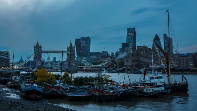 Day-to-night-Time-Lapse-of-the-Tower-Bridge-and-the-City-of-London