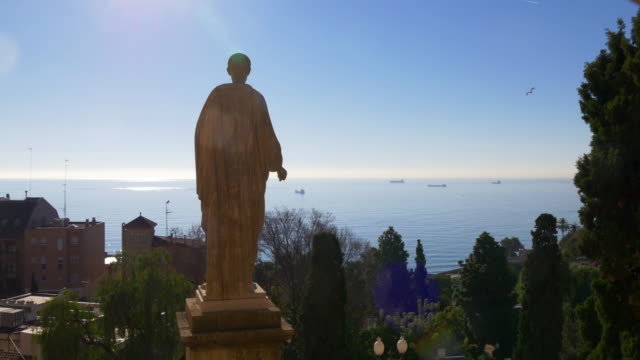 tarragona-estatua-de-sol-vista-al-Mar-Mediterráneo,-4-K