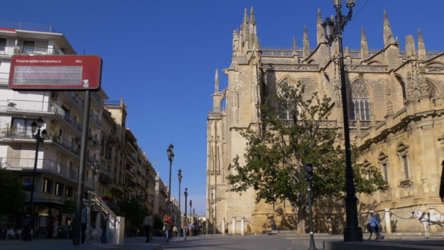 Sala-Sevilla-la-luz-del-día,-principal-calle-cerca-de-catedral-4-k,-España