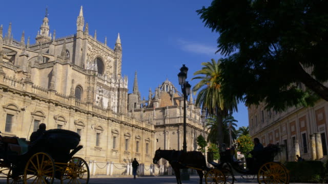 Sol-a-la-ciudad-principal-de-la-catedral-de-Sevilla,-España,-4-K