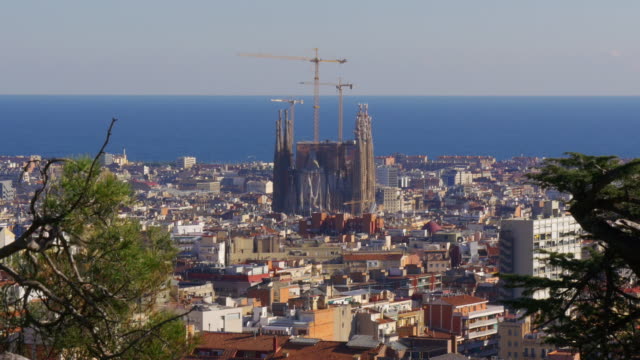 Luz-de-sol-Mar-barcelona-y-de-la-sagrada-familia-de-Gaudí-panorama-4-k,-España
