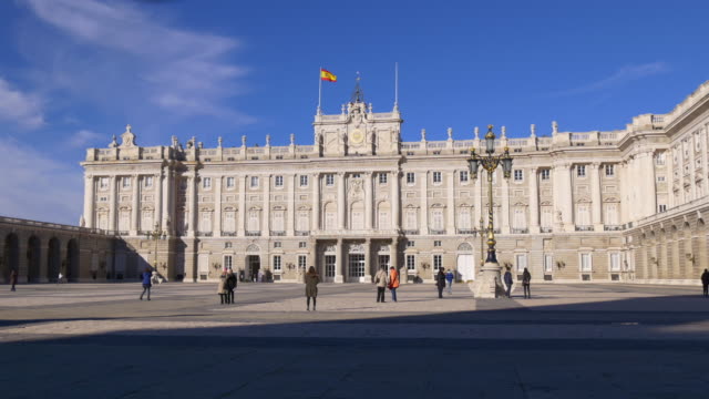 España-sol-luz-de-día-de-palacio-real-de-madrid-main-square-4-K