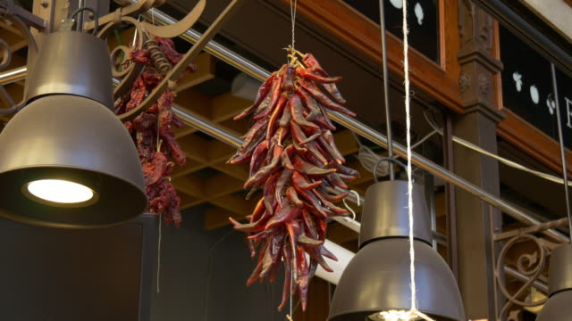 san-miguel-Markt,-madrid,-Spanien,-red-hot-pepper-Dekoration-4-K