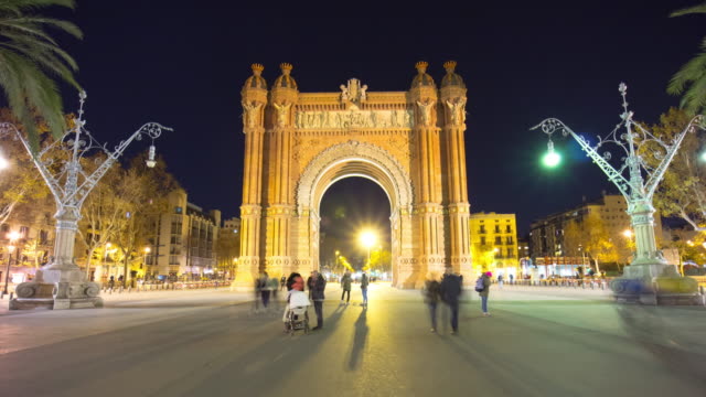 Barcelona-Nacht-zu-Fuß-Placa-d\'arc-de-Triomf-4-k-Zeitraffer-Spanien