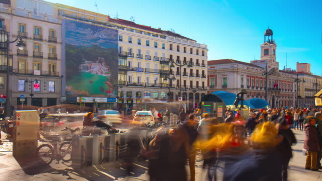 Madrid-Tageslicht-Puerto-del-Sol-Touristen-zu-Fuß-und-mit-dem-Fahrrad-Bahnhof-4-k-Zeitraffer-Spanien