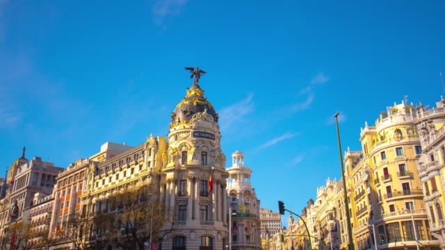 Madrid-famoso-sol-vista-al-edificio-metrópolis-Vista-aérea-de-la-ciudad-de-4-k-lapso-de-tiempo-de-España