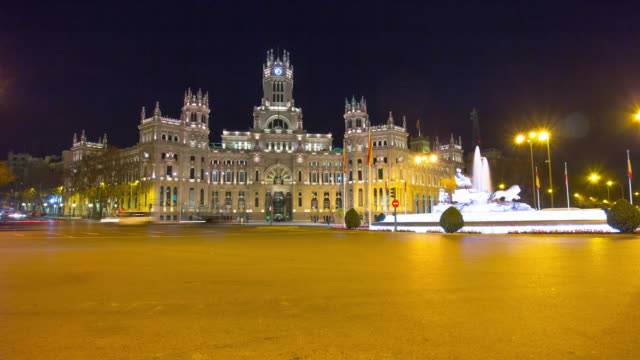 Luz-de-noche-Madrid-placa-de-la-Cibeles-Exponer-Oficina-rotonda-4-K-lapso-de-tiempo-de-España