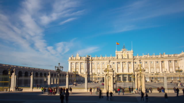 Palacio-real-de-Madrid-sol-craowded-turísticas-vista-4-K-lapso-de-tiempo-de-España