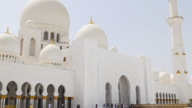 Emiratos-Árabes-Unidos-luz-de-día-en-el-interior-de-la-mezquita-principal-vista-frontal-4-K
