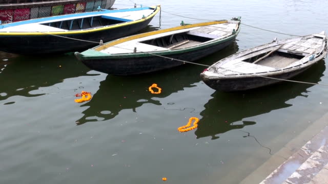 Orange-Girlanden-Ritual-Blumen-im-Heiligen-Ganga-Fluss
