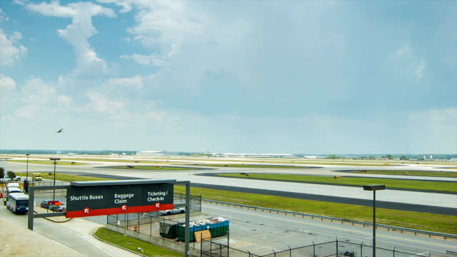 Señalización-del-aeropuerto-de-Atlanta-con-gran-Airfield-de-fondo