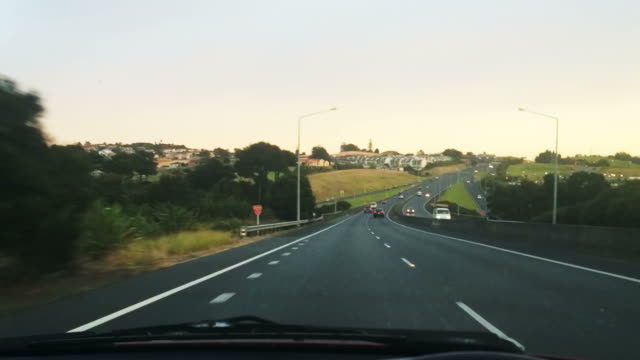 En-coche-durante-las-horas-pico-de-Auckland,-Nueva-Zelanda