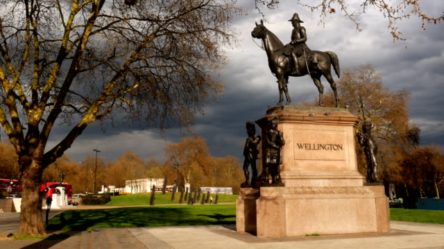 Statue-of-the-Duke-of-Wellington,-London,-England.