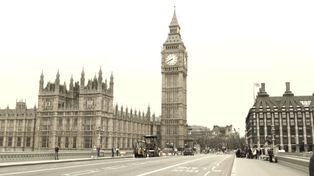 A-morning-view-on-Westminster-Bridge,-Big-Ben-is-a-symbol.-England