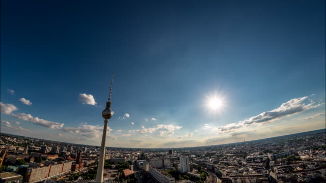 Perfecto-horizonte-timelapse-aérea-de-Berlín-con-hermoso-sol-y-algunas-nubes-durante-el-verano