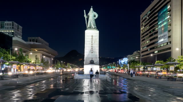 Lapso-de-tiempo-de-la-estatua-del-Almirante-Yi-Sun-Shin-en-Gwanghwamun-durante-la-noche.
