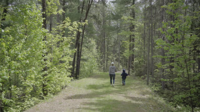 Mutter-und-Kind-zu-Fuß-in-den-Wald-Natur-Kanada