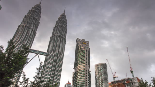 Abend-der-Malaysia-Kuala-Lumpur-berühmten-Petronas-Zwillingstürme-Bau-4k-Seite-Zeitraffer