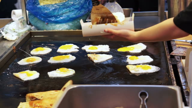 Comida-callejera-de-Coreano,-pan-de-huevo-o-Gyeran-Bbang-en-la-calle-Myeong-dong-en-Seúl,-Corea-del-sur