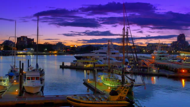 Puesta-de-sol-Victoria-BC-Canadá-puerto,-morado-cielo-y-amarrados-los-barcos-en-el-muelle