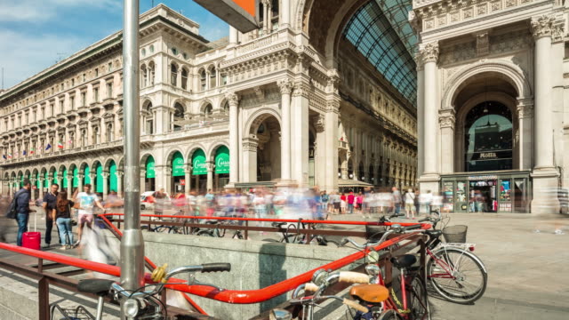 Italien-Sommer-Tag-berühmten-Mailänder-Dom-Platz-Galleria-mall-Inlandflüge-4k-Zeitraffer