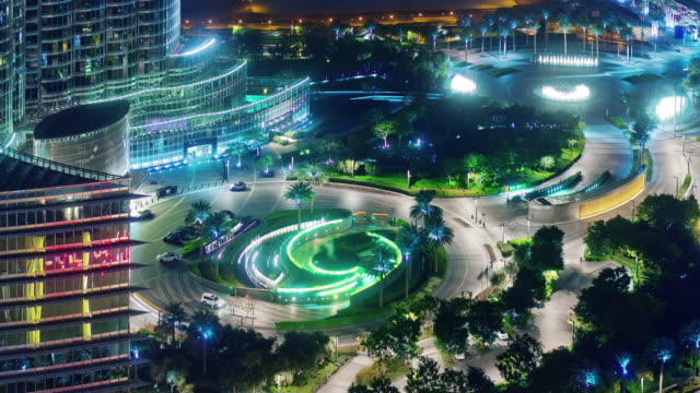 entrada-de-noche-luz-del-mundo-más-alto-edificio-sircle-4-k-tiempo-lapso-Emiratos-Árabes-Unidos