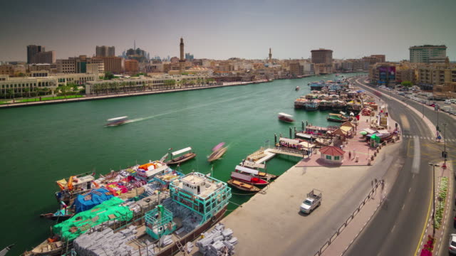 Dubai-Deira-Creek-berühmten-Schiff-Bucht-Verkehr-4-k-Zeit-verfallen-Vereinigte-Arabische-Emirate