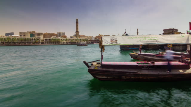 Dubai-Stadt-Tag-Deira-Creek-Boot-Ridedock-Panorama-4-k-Zeit-verfallen-Vereinigte-Arabische-Emirate