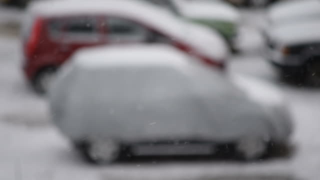 Snow-falls-on-cars-parking-lot