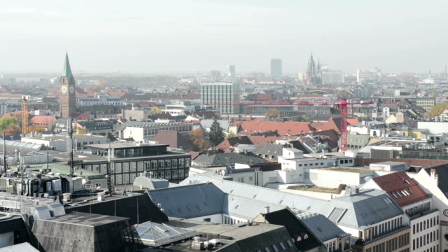 Blick-über-die-Stadt-München-von-oben-des-Rathauses-am-Marienplatz.