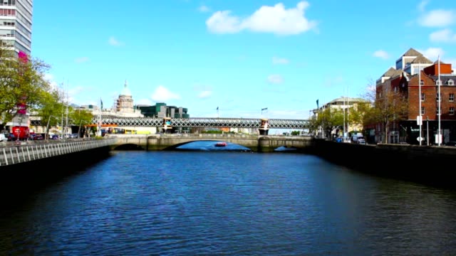 Dublin-Stadt-und-Fluss-Liffey,-Irland,-Zeitraffer