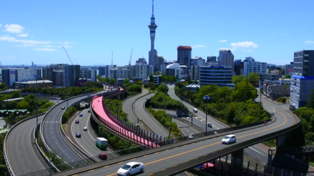 Vista-urbana-del-paisaje-aéreo-del-tráfico-en-la-autopista-de-la-ciudad-de-Auckland