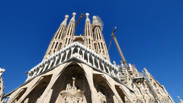 La-Sagrada-Familia-Antoni-Gaudí-Barcelona-cámara-coche