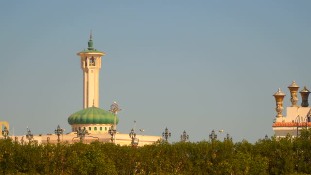 Mezquita-de-contra-el-azul-del-cielo-en-Egipto-Sharm-El-Sheikh